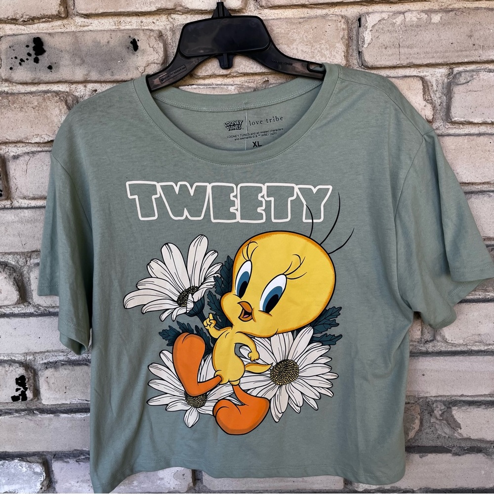 Love Tribe looney Tunes Tweety with daisys crop Tee shirt  size  XL  NWOT